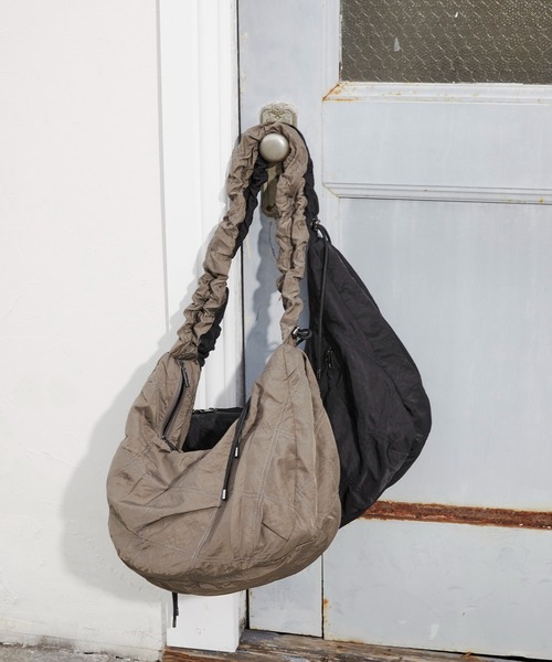 PUBLIC TOKYO（パブリックトウキョウ）の「ドローストリングショルダーバッグ（ショルダーバッグ・メンズ・カーキ/ブラック・FREE）」の13枚目の写真