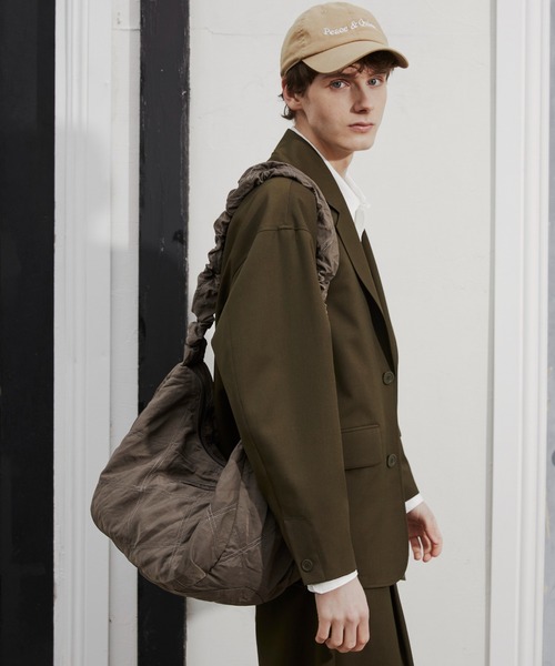 PUBLIC TOKYO（パブリックトウキョウ）の「ドローストリングショルダーバッグ（ショルダーバッグ・メンズ・カーキ/ブラック・FREE）」の8枚目の写真