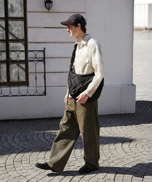 PUBLIC TOKYO（パブリックトウキョウ）の「ドローストリングショルダーバッグ（ショルダーバッグ・メンズ・カーキ/ブラック・FREE）」の5枚目の写真