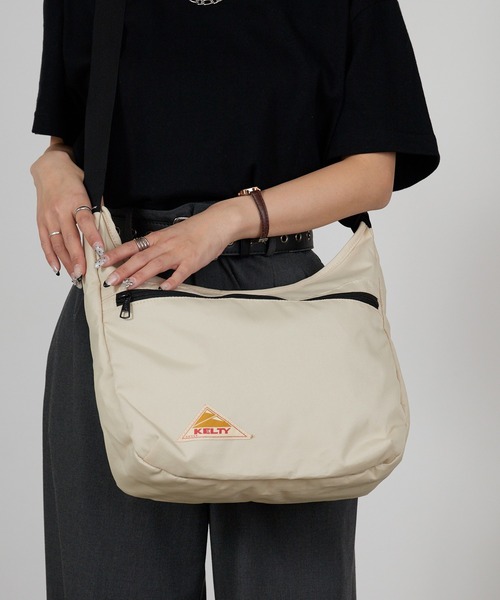 KELTY（ケルティ）の「KELTY/ケルティ ES CURVE SHOULDER M お出かけ 公園 旅行 通勤 通学 フェス ライブ アウトドア 2026年春夏（ショルダーバッグ・メンズ・ブラック/ベージュ/ネイビー/マスタード/ブラウン系その他・FREE）」の2枚目の写真