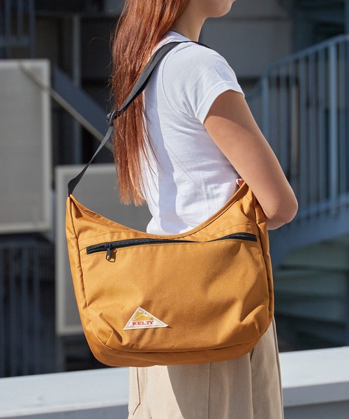 KELTY（ケルティ）の「KELTY/ケルティ ES CURVE SHOULDER M お出かけ 公園 旅行 通勤 通学 フェス ライブ アウトドア 2026年春夏（ショルダーバッグ・メンズ・ブラック/ベージュ/ネイビー/マスタード/ブラウン系その他・FREE）」の3枚目の写真