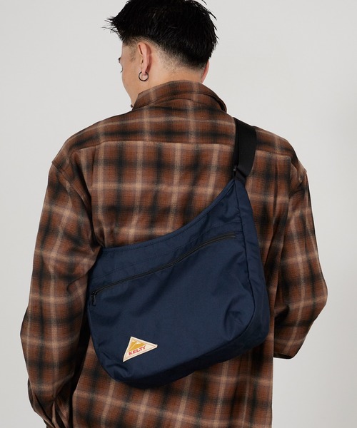 KELTY（ケルティ）の「KELTY/ケルティ ES CURVE SHOULDER M お出かけ 公園 旅行 通勤 通学 フェス ライブ アウトドア 2026年春夏（ショルダーバッグ・メンズ・ブラック/ベージュ/ネイビー/マスタード/ブラウン系その他・FREE）」の4枚目の写真