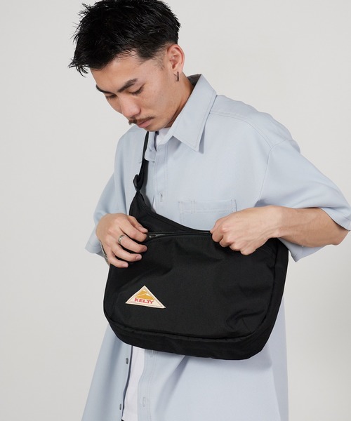 KELTY（ケルティ）の「KELTY/ケルティ ES CURVE SHOULDER M お出かけ 公園 旅行 通勤 通学 フェス ライブ アウトドア 2026年春夏（ショルダーバッグ・メンズ・ブラック/ベージュ/ネイビー/マスタード/ブラウン系その他・FREE）」の9枚目の写真
