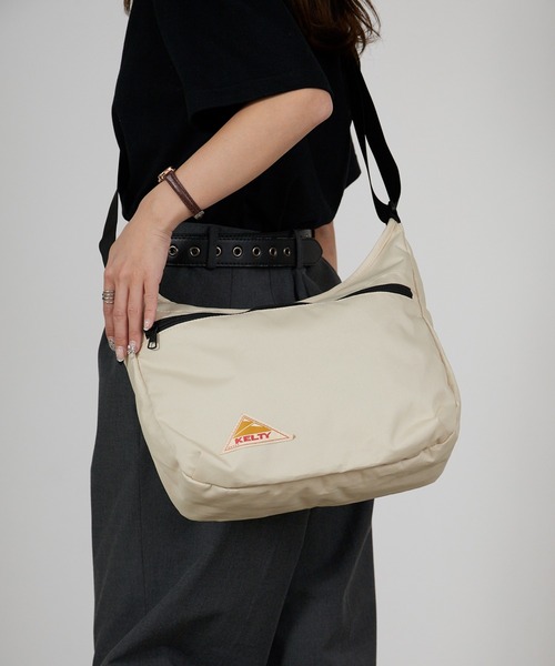 KELTY（ケルティ）の「KELTY/ケルティ ES CURVE SHOULDER M お出かけ 公園 旅行 通勤 通学 フェス ライブ アウトドア 2026年春夏（ショルダーバッグ・メンズ・ブラック/ベージュ/ネイビー/マスタード/ブラウン系その他・FREE）」の19枚目の写真