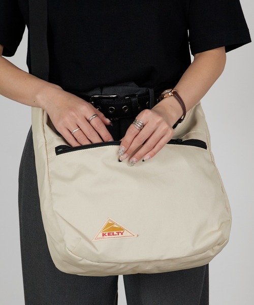 KELTY（ケルティ）の「KELTY/ケルティ ES CURVE SHOULDER M お出かけ 公園 旅行 通勤 通学 フェス ライブ アウトドア 2026年春夏（ショルダーバッグ・メンズ・ブラック/ベージュ/ネイビー/マスタード/ブラウン系その他・FREE）」の20枚目の写真