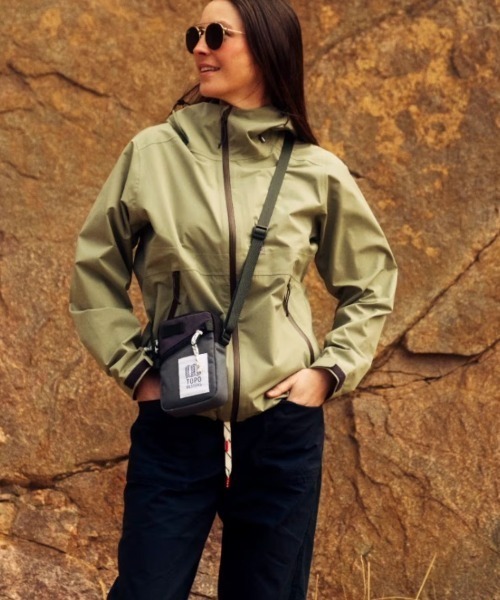 TOPO DESIGNS(トポデザインズ)の「GO OUT掲載モデル【TOPO DESIGNS】MINI SHOULDER BAG 2WAYショルダーバッグ(ショルダーバッグ・レディース・ブラウン/アイボリー/ホワイト系/ブラック/ブラウン系/ブラック系/ブルー系/ブルー系1/レッドパープル/グレー系・ONE SIZE)」の1枚目の写真