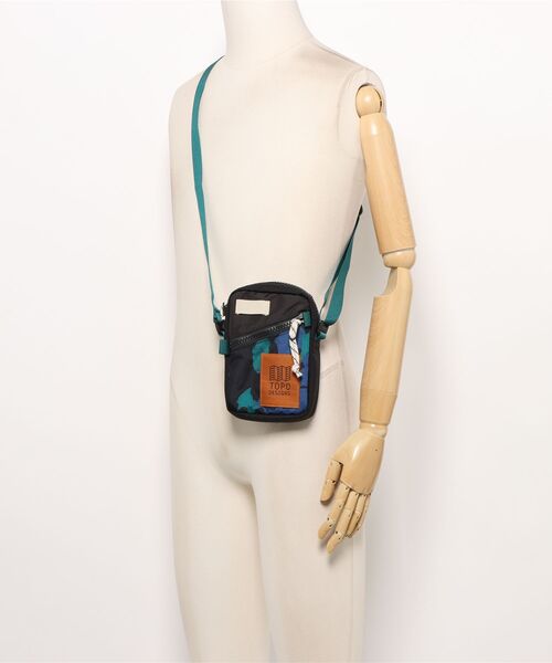 TOPO DESIGNS(トポデザインズ)の「GO OUT掲載モデル【TOPO DESIGNS】MINI SHOULDER BAG 2WAYショルダーバッグ(ショルダーバッグ・レディース・ブラウン/アイボリー/ホワイト系/ブラック/ブラウン系/ブラック系/ブルー系/ブルー系1/レッドパープル/グレー系・ONE SIZE)」の9枚目の写真