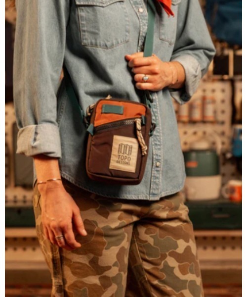 TOPO DESIGNS(トポデザインズ)の「GO OUT掲載モデル【TOPO DESIGNS】MINI SHOULDER BAG 2WAYショルダーバッグ(ショルダーバッグ・レディース・ブラウン/アイボリー/ホワイト系/ブラック/ブラウン系/ブラック系/ブルー系/ブルー系1/レッドパープル/グレー系・ONE SIZE)」の7枚目の写真