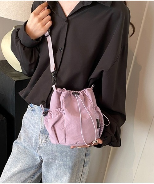 Coo+i(クーイ)の「巾着型ナイロン ショルダーバッグ(ショルダーバッグ・レディース・ブラック/カーキ/ブルー/ベージュ/パープル・FREE)」の1枚目の写真