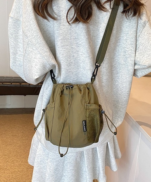 Coo+i(クーイ)の「巾着型ナイロン ショルダーバッグ(ショルダーバッグ・レディース・ブラック/カーキ/ブルー/ベージュ/パープル・FREE)」の4枚目の写真
