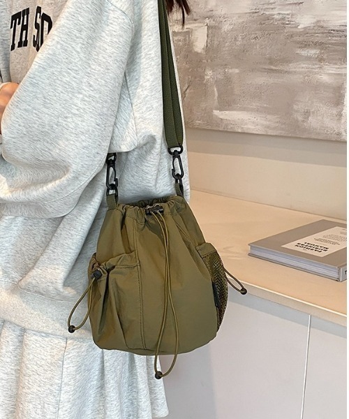 Coo+i(クーイ)の「巾着型ナイロン ショルダーバッグ(ショルダーバッグ・レディース・ブラック/カーキ/ブルー/ベージュ/パープル・FREE)」の22枚目の写真