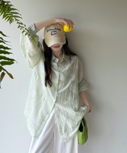Aelina(エリナ)の「刺繍パンチングレースシャツ(シャツ/ブラウス・レディース・ホワイト/ピンク/グリーン/パープル/ブルー/ブラック・FREE)」の3枚目の写真