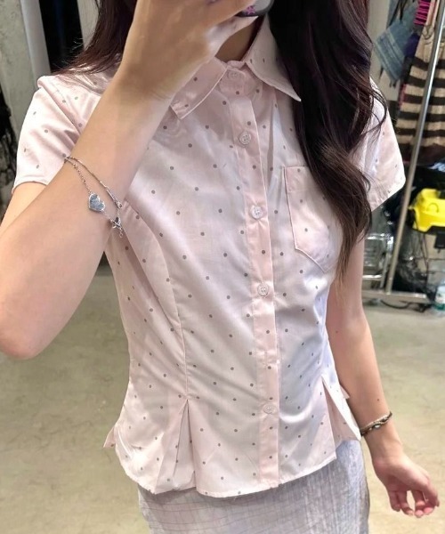 LADY LIKE(レディライク)の「美シルエットピンドット柄プリーツ入り半袖シャツ(シャツ/ブラウス・レディース・ピンク・M)」の2枚目の写真