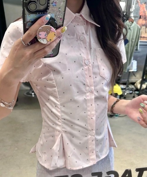 LADY LIKE(レディライク)の「美シルエットピンドット柄プリーツ入り半袖シャツ(シャツ/ブラウス・レディース・ピンク・M)」の3枚目の写真