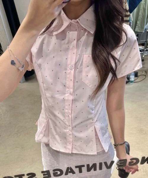 LADY LIKE(レディライク)の「美シルエットピンドット柄プリーツ入り半袖シャツ(シャツ/ブラウス・レディース・ピンク・M)」の8枚目の写真