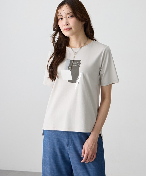 A/C DESIGN BY ALPHA CUBIC(エーシーデザインバイアルファキュービック)の「グラフィックロゴTシャツ【すごツヤ・接触冷感・UVカット】(Tシャツ/カットソー・レディース・ライトグレー/オフホワイト/ブラック・M/L/LL/3L)」の4枚目の写真