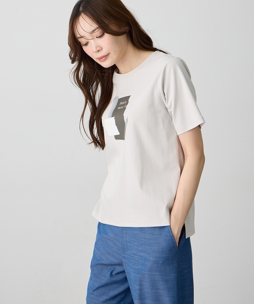 A/C DESIGN BY ALPHA CUBIC(エーシーデザインバイアルファキュービック)の「グラフィックロゴTシャツ【すごツヤ・接触冷感・UVカット】(Tシャツ/カットソー・レディース・ライトグレー/オフホワイト/ブラック・M/L/LL/3L)」の5枚目の写真