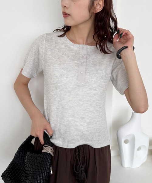CIAOPANIC TYPY(チャオパニックティピー)の「【ZOZO限定】シアーワッフルヘンリーネックTee(Tシャツ/カットソー・レディース・ブラウン/グレー/オフホワイト/ブラック・ONE SIZE)」の3枚目の写真