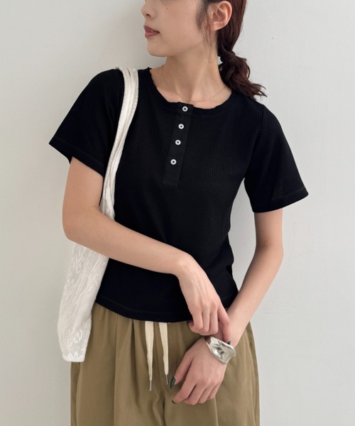 CIAOPANIC TYPY(チャオパニックティピー)の「【ZOZO限定】シアーワッフルヘンリーネックTee(Tシャツ/カットソー・レディース・ブラウン/グレー/オフホワイト/ブラック・ONE SIZE)」の2枚目の写真