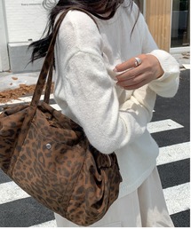 大人っぽく決まるレオパード柄でコーデを格上げ。デイリーに使える万能ショルダーバッグ