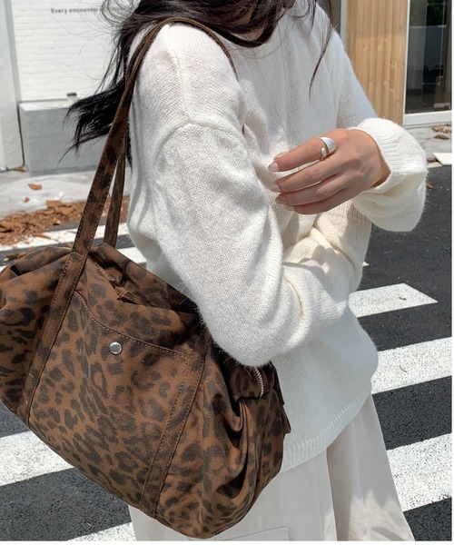 Lips(リップス)の「大人っぽく決まるレオパード柄でコーデを格上げ。デイリーに使える万能ショルダーバッグ(ショルダーバッグ・レディース・ブラック/ブラウン/ホワイト・FREE)」の3枚目の写真