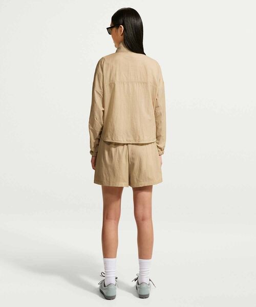 NIKE(ナイキ)の「《セットアップ対応商品》ナイキ スポーツウェア ウィメンズ ルーズ ハイウエスト 軽量リップストップ ショートパンツ / Nike Sportswear Women's Loose High-Waisted Lightweight Ripstop Shorts IF0564-248 Linen(その他パンツ・レディース・カーキ系・XS/XL/S/M/L)」の6枚目の写真