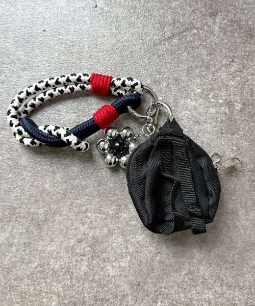 CPCM(シーピーシーエム)の「ミニリュックパラコードチャーム(ブローチ/コサージュ・レディース・ベージュ/レッド/ブラック・FREE)」の7枚目の写真