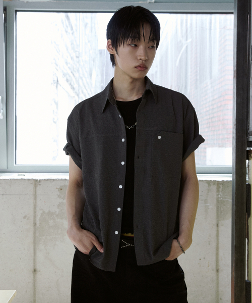 P.IN.O(ピインオ)の「シアーテクスチャーハーフシャツ - チャコール(シャツ/ブラウス・メンズ・その他・MEDIUM/LARGE/X-LARGE)」の2枚目の写真