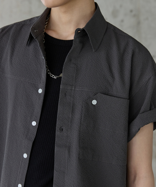 P.IN.O(ピインオ)の「シアーテクスチャーハーフシャツ - チャコール(シャツ/ブラウス・メンズ・その他・MEDIUM/LARGE/X-LARGE)」の3枚目の写真