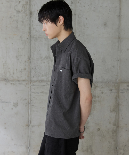 P.IN.O(ピインオ)の「シアーテクスチャーハーフシャツ - チャコール(シャツ/ブラウス・メンズ・その他・MEDIUM/LARGE/X-LARGE)」の4枚目の写真