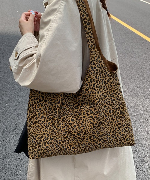 IRADOWL(アイラドール)の「リバーシブルレオパード柄トートバッグ(トートバッグ・レディース・ブルー/ブラウン/ピンク・FREE)」の5枚目の写真
