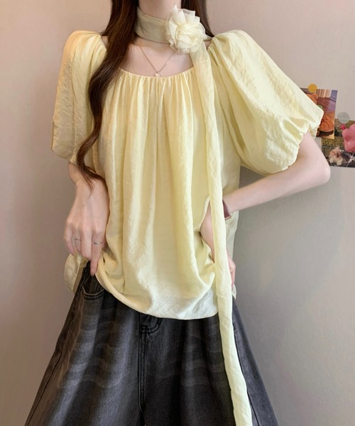 LUCPY(ラクピー)の「コサージュスカーフギャザーブラウス(シャツ/ブラウス・レディース・ブルー/ホワイト/ピンク/イエロー・FREE)」の3枚目の写真