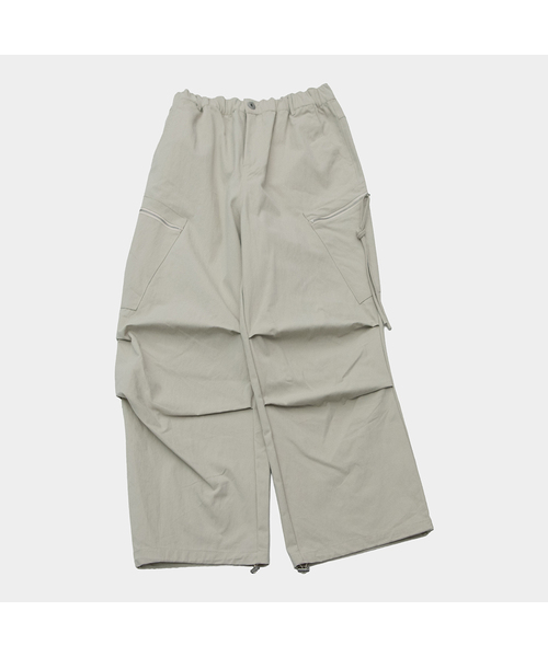 SOMEPLACE MAN(サムプレイス・マン)の「プレーン斜めジッパーポケットストラップパラシュートワイドパンツ_2COLOR(その他パンツ・メンズ・カーキ/ベージュ・FREE)」の1枚目の写真