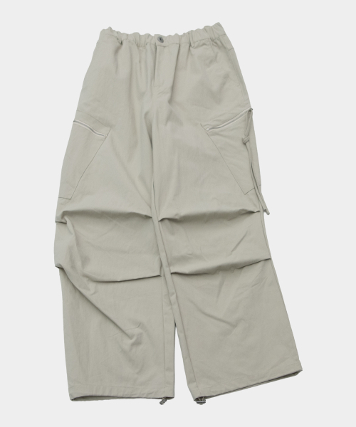 SOMEPLACE MAN(サムプレイス・マン)の「プレーン斜めジッパーポケットストラップパラシュートワイドパンツ_2COLOR(その他パンツ・メンズ・カーキ/ベージュ・FREE)」の4枚目の写真