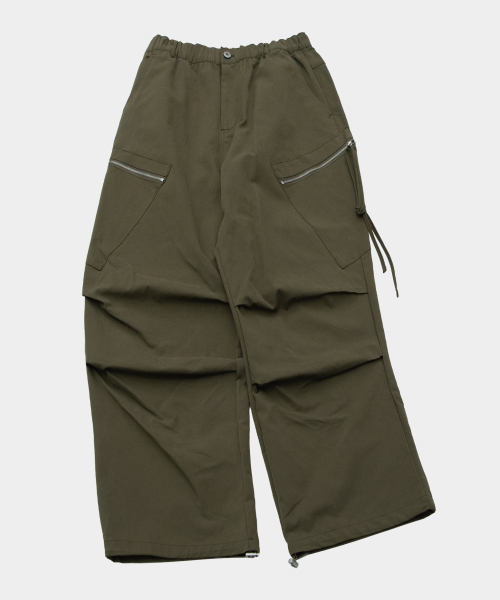 SOMEPLACE MAN(サムプレイス・マン)の「プレーン斜めジッパーポケットストラップパラシュートワイドパンツ_2COLOR(その他パンツ・メンズ・カーキ/ベージュ・FREE)」の5枚目の写真