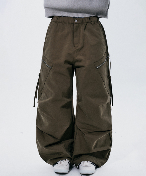 SOMEPLACE MAN(サムプレイス・マン)の「プレーン斜めジッパーポケットストラップパラシュートワイドパンツ_2COLOR(その他パンツ・メンズ・カーキ/ベージュ・FREE)」の7枚目の写真