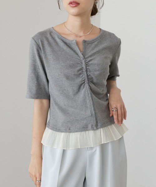 Bab(バブ)の「裾フリルヘンリーネック半袖カットソー(Tシャツ/カットソー・レディース・チャコールグレー/ブラック/アイボリー・FREE)」の3枚目の写真
