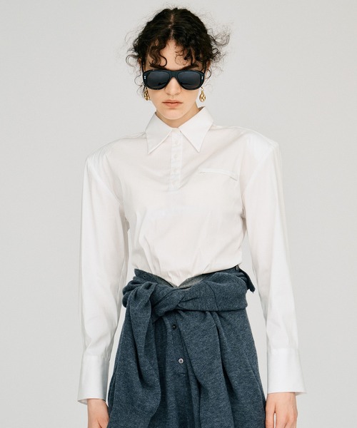 PRANK PROJECT(プランクプロジェクト)の「【2026Autumn Pre-Order】ショルダーパッドハイストレッチブロードシャツ / Shoulder Pad High-Stretch Broadcloth Shirt(シャツ/ブラウス・レディース・サックスブルー/グレー/ホワイト・FREE)」の1枚目の写真