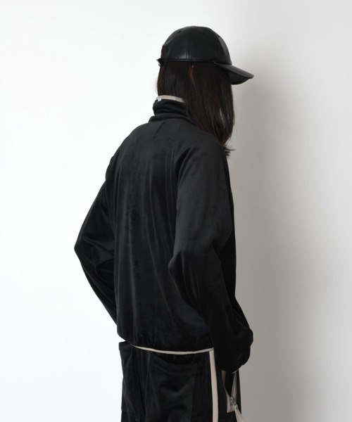 SUPERTHANKS(スーパーサンクス)の「ベロアハーフジッププルオーバーVelour Half zip pullover(スウェット・メンズ・ブラック×グレー/グレー×ホワイト/ブラック×ブラック/グレー・L/M/S)」の9枚目の写真
