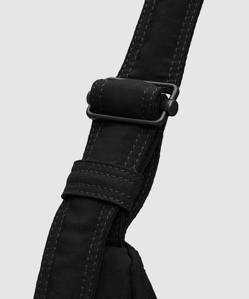 LEMAIRE(ルメール)の「SMALL SOFT GAME BAG(ショルダーバッグ・メンズ・グレー/ブラウン系その他/ブラック系その他・ONE SIZE)」の5枚目の写真