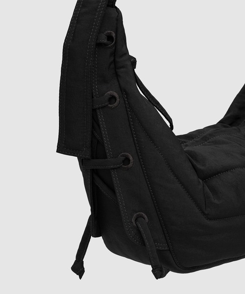 LEMAIRE(ルメール)の「SMALL SOFT GAME BAG(ショルダーバッグ・メンズ・グレー/ブラウン系その他/ブラック系その他・ONE SIZE)」の7枚目の写真