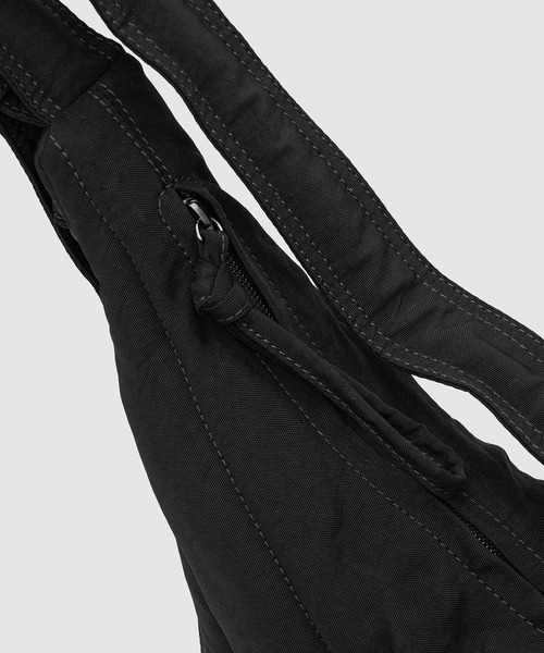 LEMAIRE(ルメール)の「SMALL SOFT GAME BAG(ショルダーバッグ・メンズ・グレー/ブラウン系その他/ブラック系その他・ONE SIZE)」の6枚目の写真
