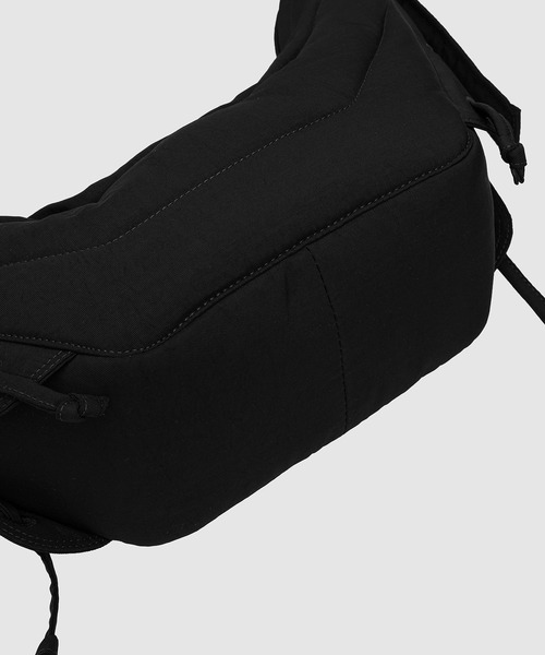 LEMAIRE(ルメール)の「SMALL SOFT GAME BAG(ショルダーバッグ・メンズ・グレー/ブラウン系その他/ブラック系その他・ONE SIZE)」の8枚目の写真