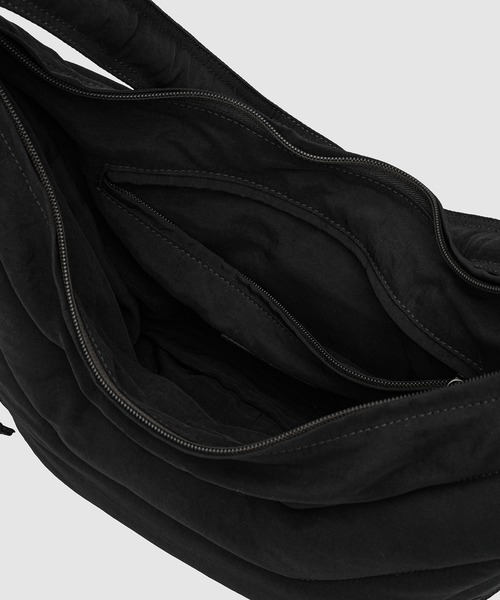 LEMAIRE(ルメール)の「SMALL SOFT GAME BAG(ショルダーバッグ・メンズ・グレー/ブラウン系その他/ブラック系その他・ONE SIZE)」の9枚目の写真