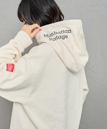 Manhattan Portage（マンハッタンポーテージ）の「【WEB先行予約】[MANHATTAN PORTAGE マンハッタンポーテージ] 別注 フードロゴ刺繍 スウェットパーカー（パーカー）」