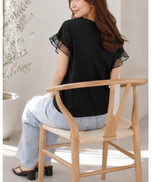 FAZVY（ファズビー）の「袖フリルで華やぐ シアー切り替え半袖Tシャツ（シャツ/ブラウス・レディース・ホワイト/ブラック・M）」の3枚目の写真