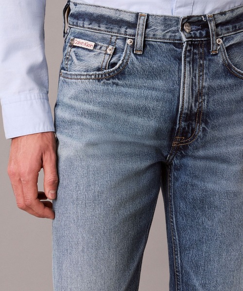 Calvin Klein(カルバン・クライン)の「【ZOZO限定】90's ストレートメンズ ジーンズ(デニムパンツ・メンズ・ライトインディゴブルー・28/34/32/30)」の2枚目の写真