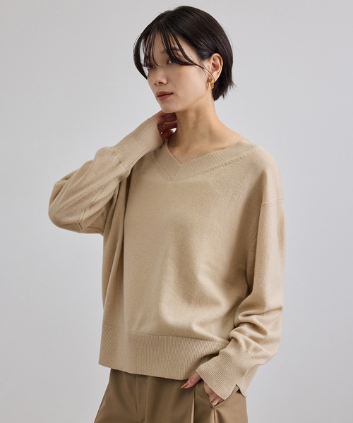 SALON adam et rope'(サロン アダム エ ロペ)の「WOOL/CASH ウールカシミヤVネックプルオーバー(ニット/セーター・レディース・ベージュ・FREE)」の1枚目の写真