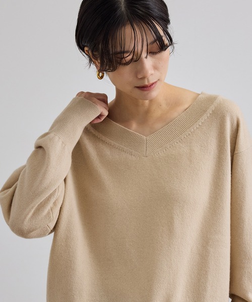 SALON adam et rope'(サロン アダム エ ロペ)の「WOOL/CASH ウールカシミヤVネックプルオーバー(ニット/セーター・レディース・ベージュ・FREE)」の8枚目の写真