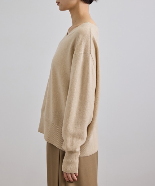 SALON adam et rope'(サロン アダム エ ロペ)の「WOOL/CASH ウールカシミヤVネックプルオーバー(ニット/セーター・レディース・ベージュ・FREE)」の13枚目の写真